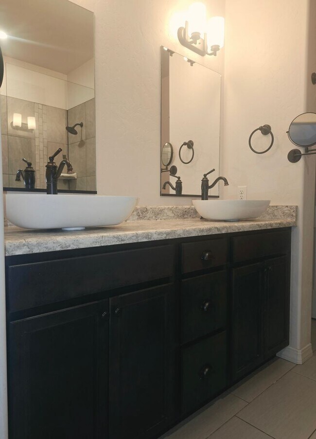 Building Photo - 585 Ravenna Ct