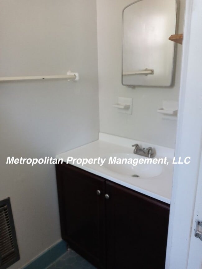 Building Photo - 3 bed Family house with More benefits less deposit!