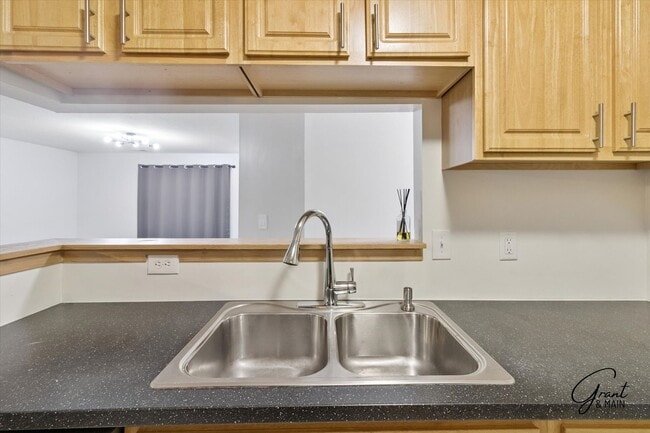 Building Photo - 2 bedroom ranch style condo $1650