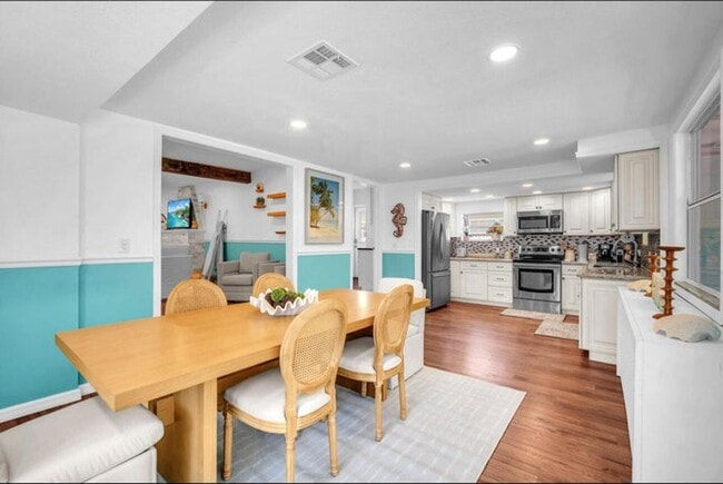 Building Photo - 528 N Palmway