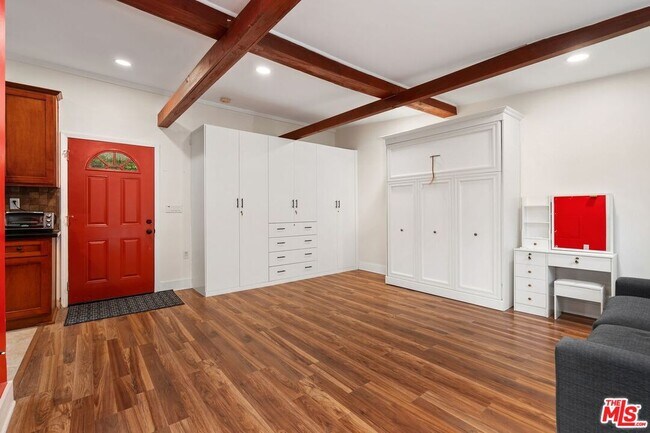 Building Photo - 828 N Crescent Heights Blvd