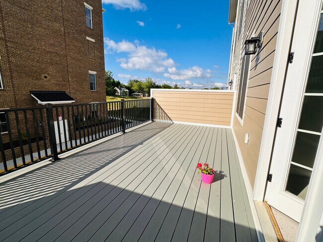 Building Photo - Modern 3 Bedroom, 2.5 Bath Townhouse