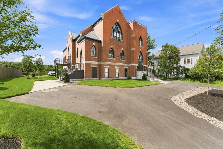 Building Photo - 1568 Lonsdale Ave
