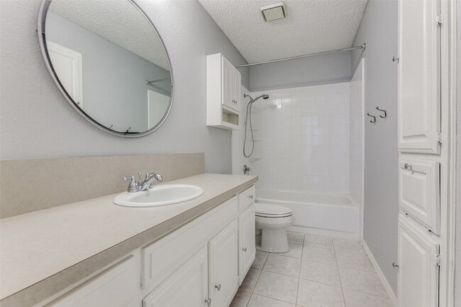 Building Photo - 4444 Hartford Dr
