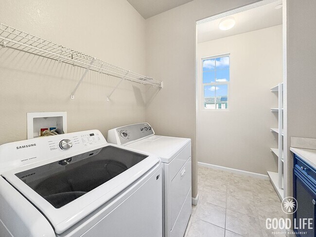Building Photo - Stunning Home with Modern Comforts Spaciou...