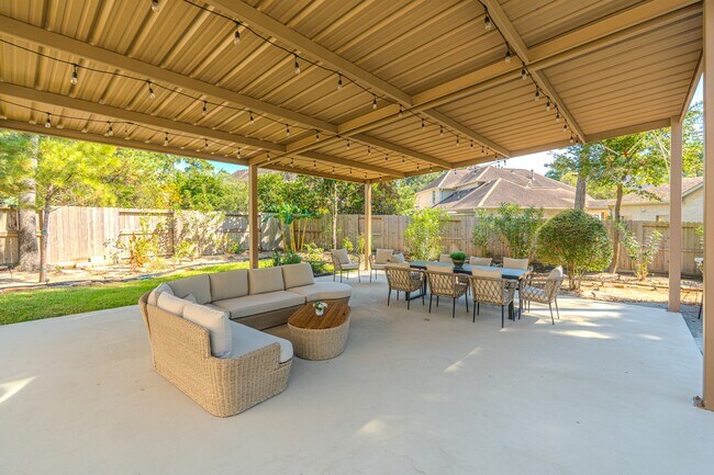 Building Photo - 2 Graylin Woods Pl