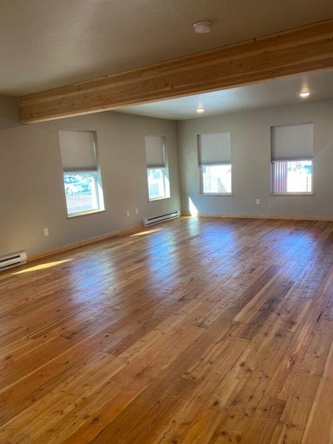 Building Photo - Newer Build - Immaculate 4-5 bed 3.5 Bath Townhouse