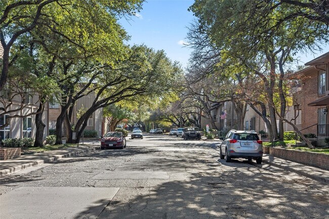 Building Photo - 10574 High Hollows Dr