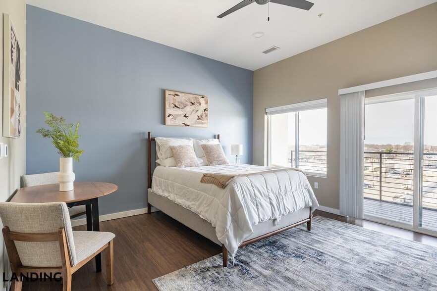 Building Photo - 1364 E Battlefield Rd