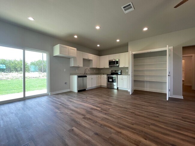 Building Photo - 3 BR / 2 BA Home in Corsicana!