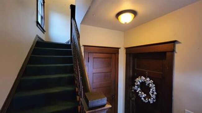 Building Photo - 617 E 8th St