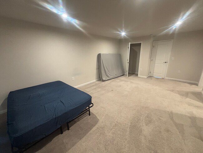 Building Photo - Room in Duplex on Romeria Dr