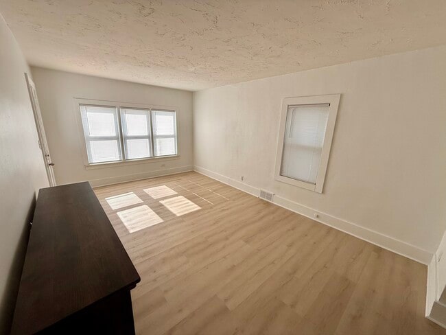 Building Photo - 146 Bondie St