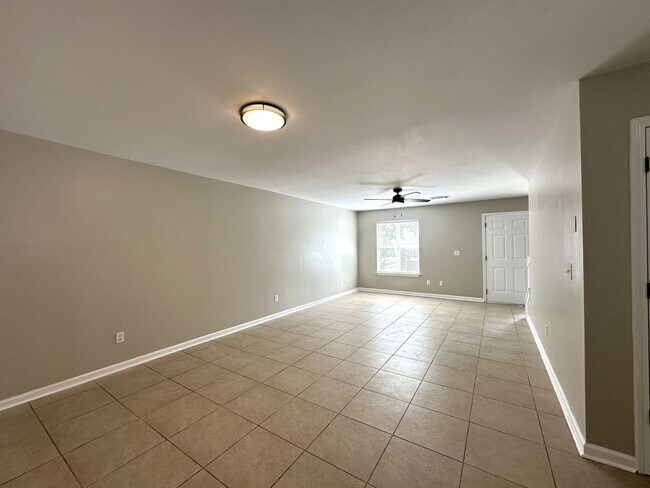 Building Photo - 5 Bedroom, 3 Bath Home Priced to Rent!