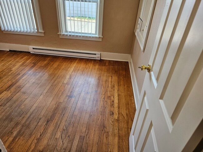 Building Photo - Spacious Campus Home! - $300 OFF 1ST MONTH...