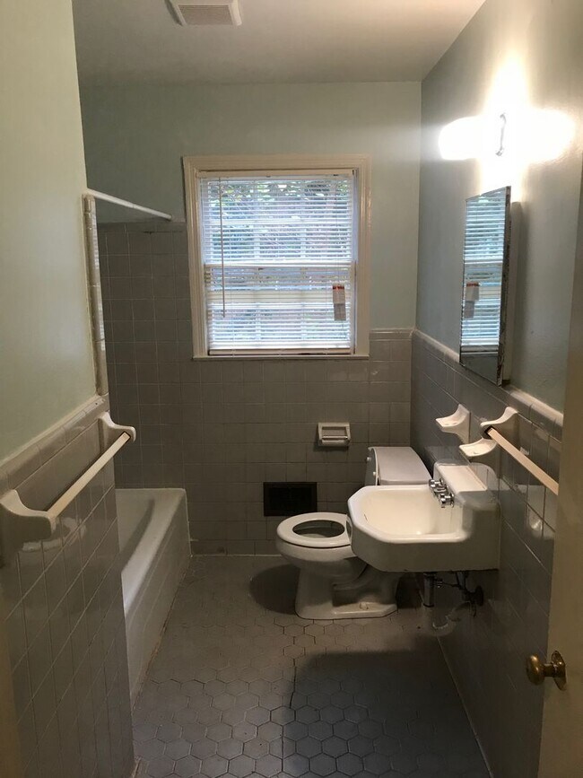 Building Photo - Riverdale Duplex Available July 2024