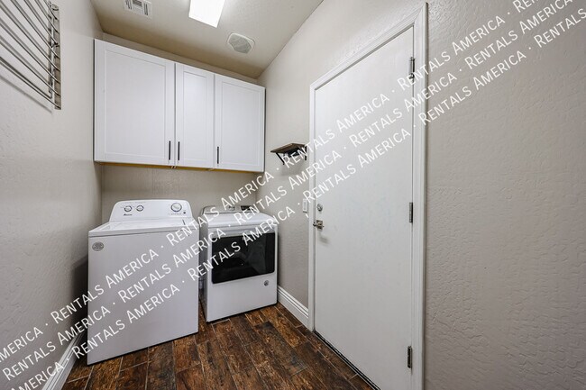 Building Photo - 7223 N 73rd Dr