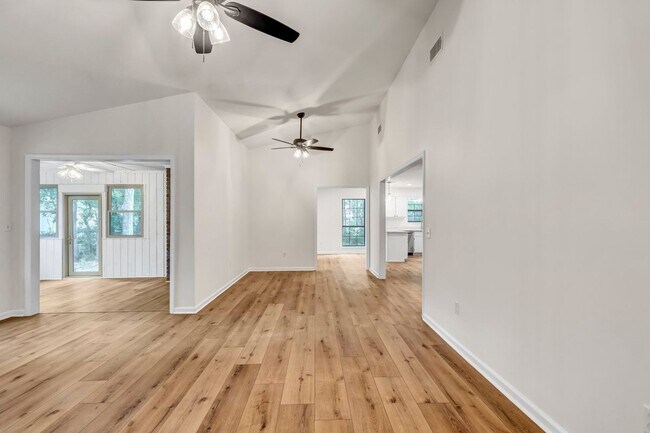 Building Photo - Beautifully Renovated 3 bed/2.5 bath in Ri...