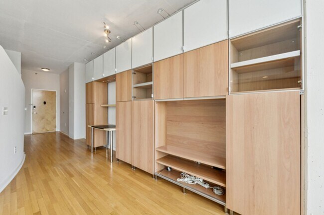 Building Photo - Spacious 1 Bedroom Condo in Heart of Buckh...