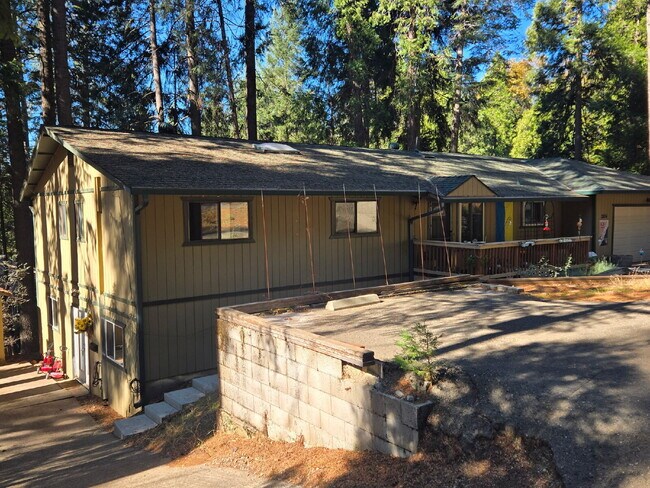 Building Photo - Beautiful, fully remodeled and furnished 1600+sf apartment ready to go!