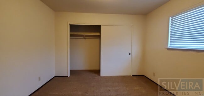Building Photo - Comfortable upstairs apartment space