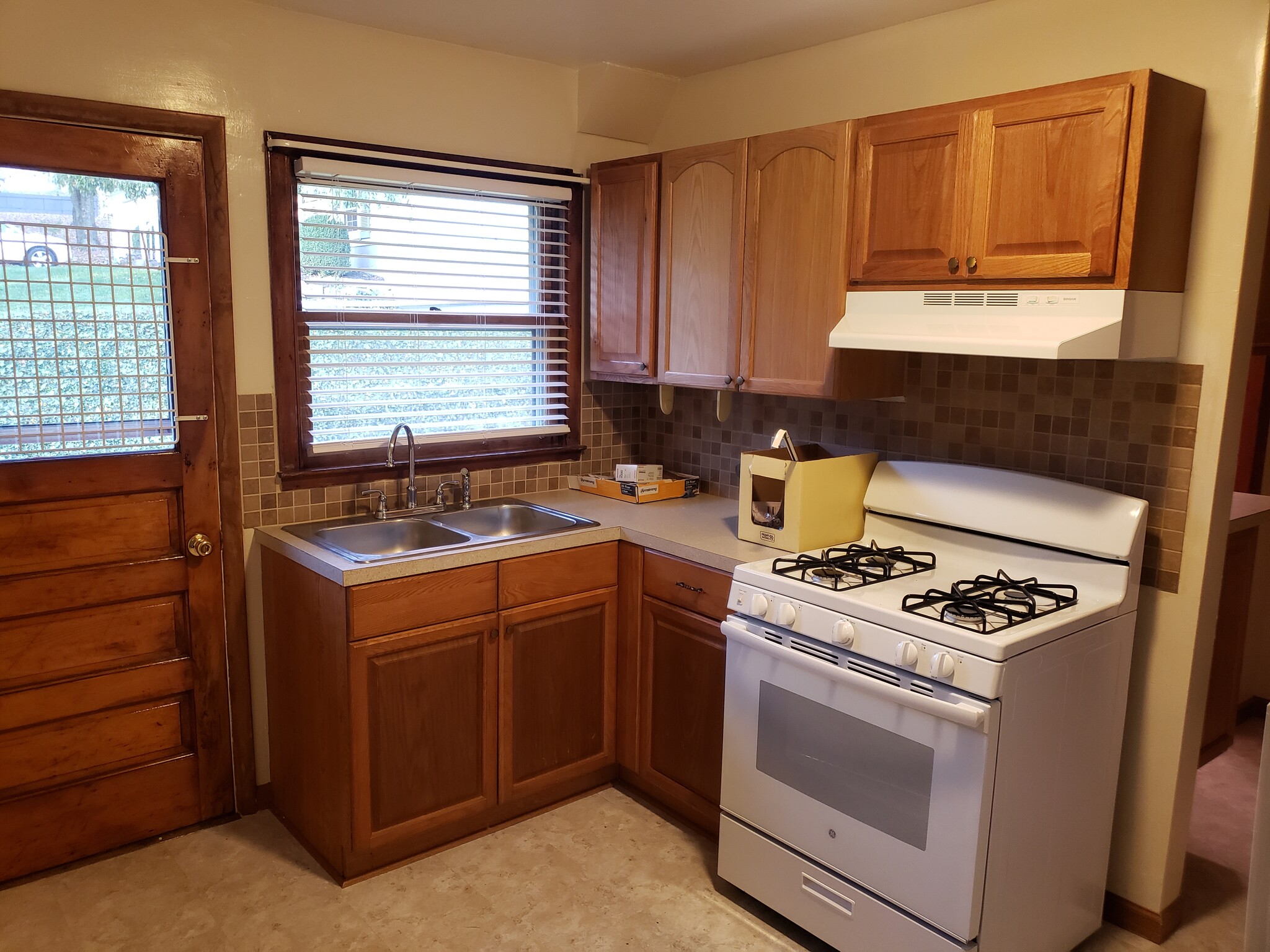 Kitchen - 1221 Derbydale Rd