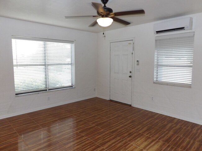 Building Photo - Cute 2 Bedroom 1 Bath with huge Screen Porch