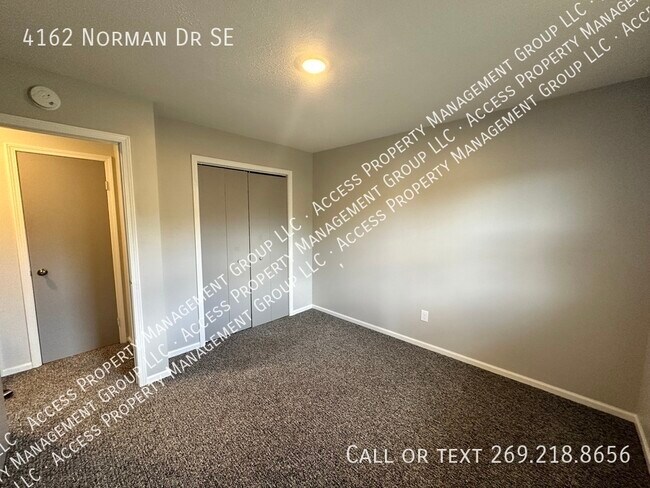 Building Photo - SE Side Update Two Bedroom Duplex