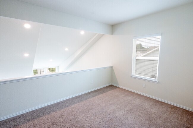 Building Photo - 216 N Lynx Trail