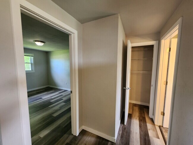 Building Photo - Updated Upper Level Apartment, Kaukauna