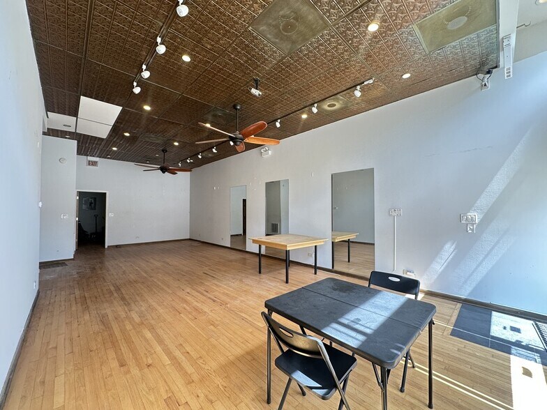 Building Photo - 2138 W Chicago Ave