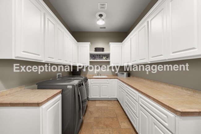 Building Photo - Amazing Executive Estate!