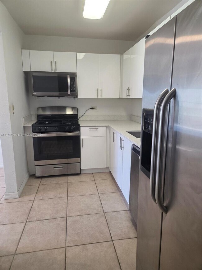 Building Photo - 6900 N Kendall Dr