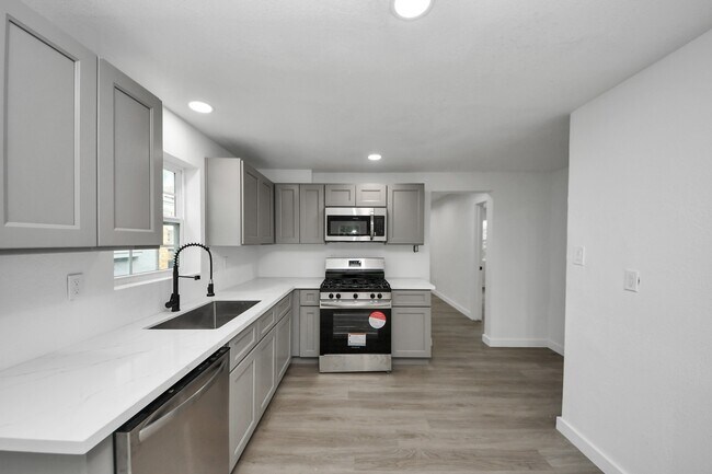 Building Photo - 1206 37th St