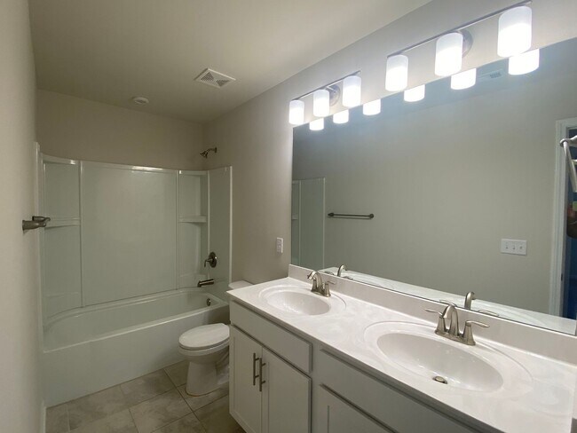 Building Photo - End Unit Townhome in Lebanon / 3 Spacious Bedrooms / Loft Area / 1 Car Garage / Back Patio