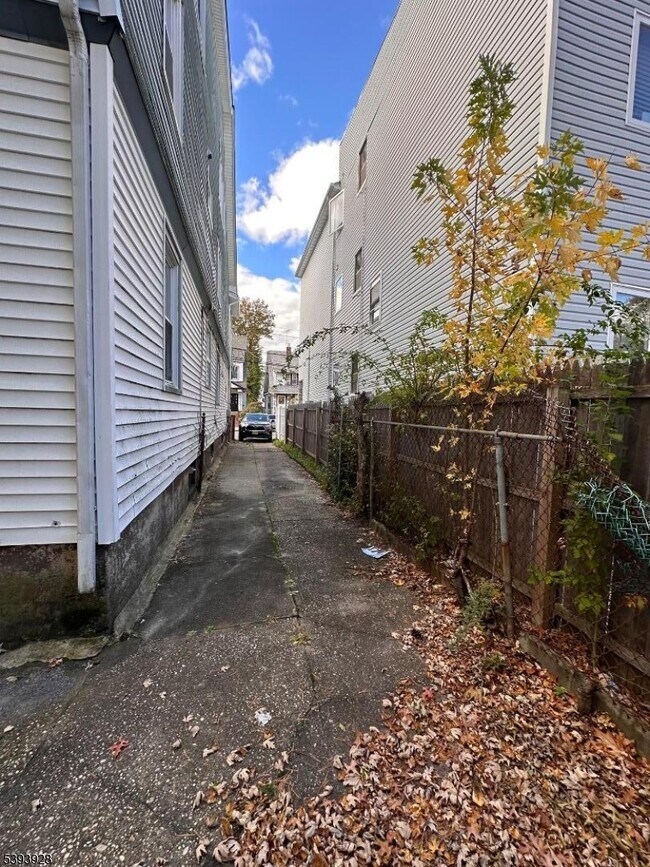 Building Photo - 56 Monticello Ave