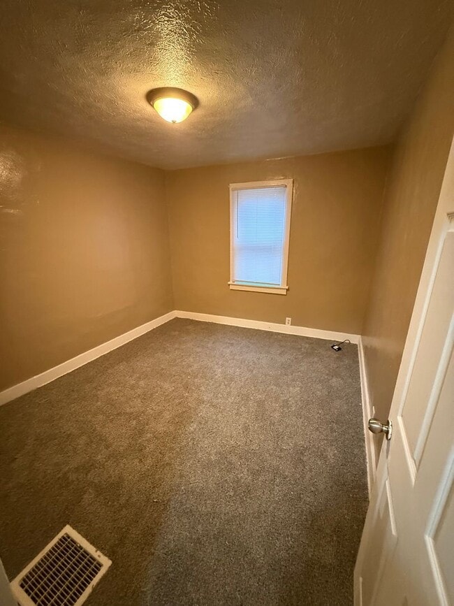 Building Photo - 3 BR/2 BA home on historic west end!