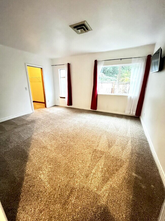 Building Photo - Secluded Puyallup Home with Full 2-Bedroom ADU and Panoramic City Views