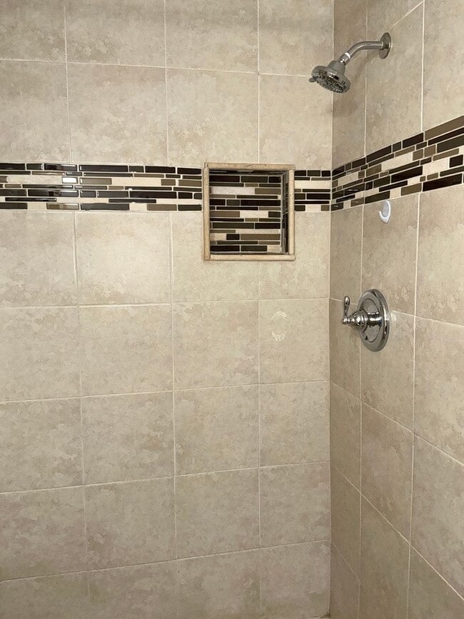 Building Photo - Very well maintained 3 bedroom 2 full 1 half bath town home located in the desired Stonebridge Co...