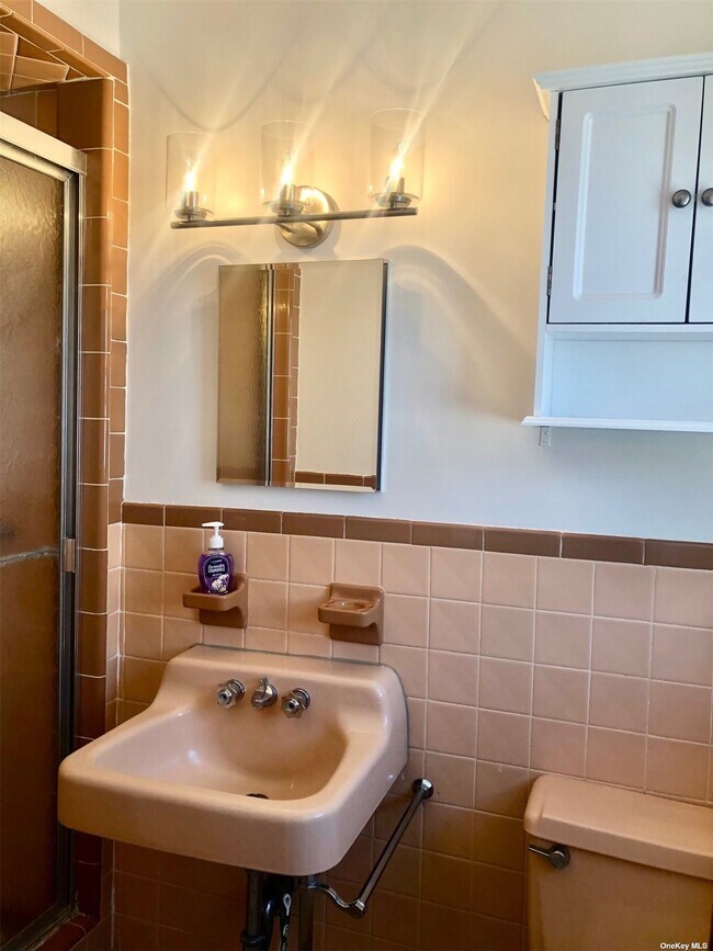 Building Photo - 637 W Penn St