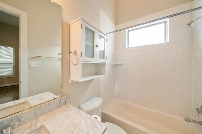 Building Photo - 5815 E Post Oak Ln