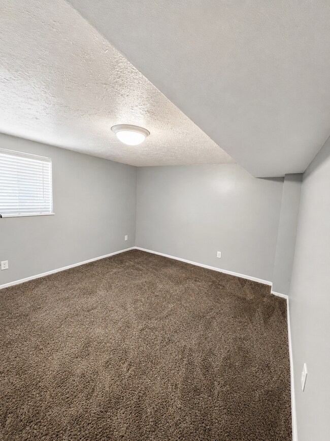 Building Photo - 223 500 S