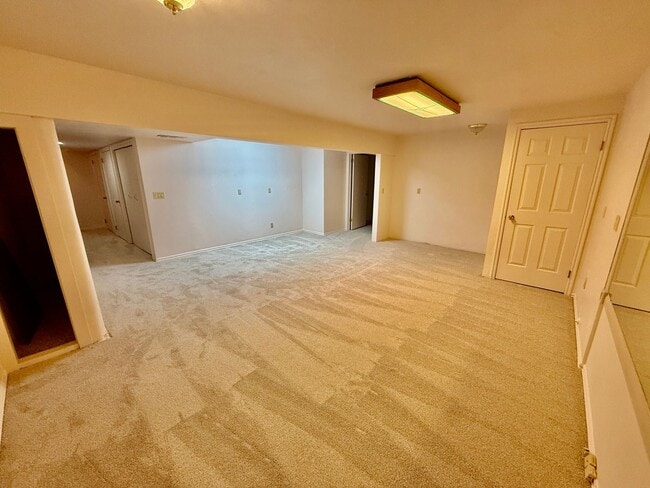 Building Photo - Distinctive and Spacious 5-BR Home in Bloomington