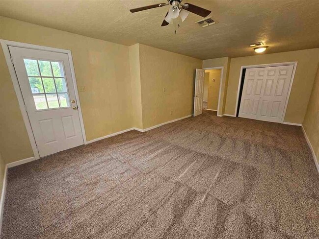 Building Photo - 909 NW Bell Ave