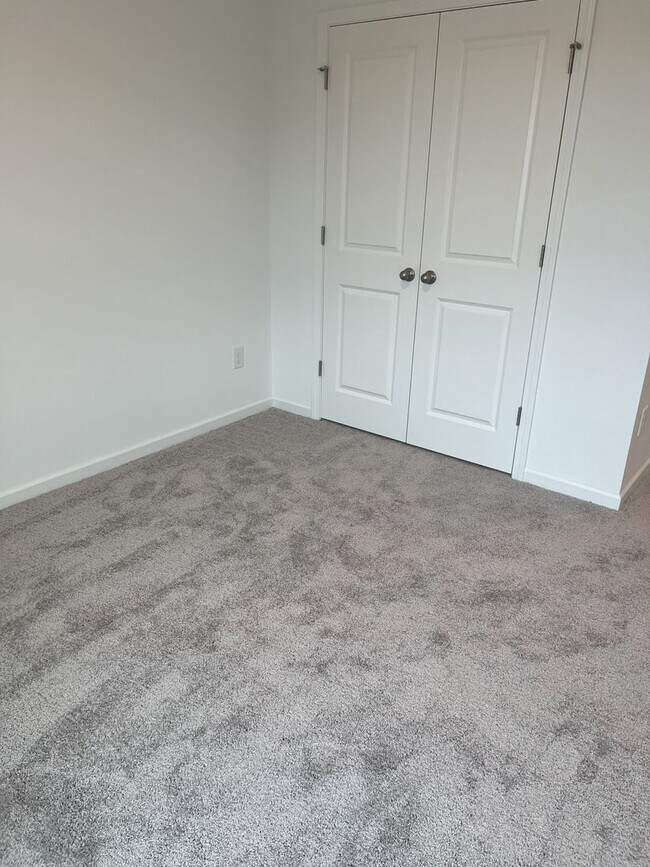 Building Photo - Bright & Modern 3-Bedroom Townhome in a Prime Triangle Location!