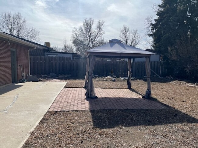 Building Photo - Lovely 5-bedroom, 2-1/2 bath home.  Centrally-located in Longmont with convenient access to shopp...