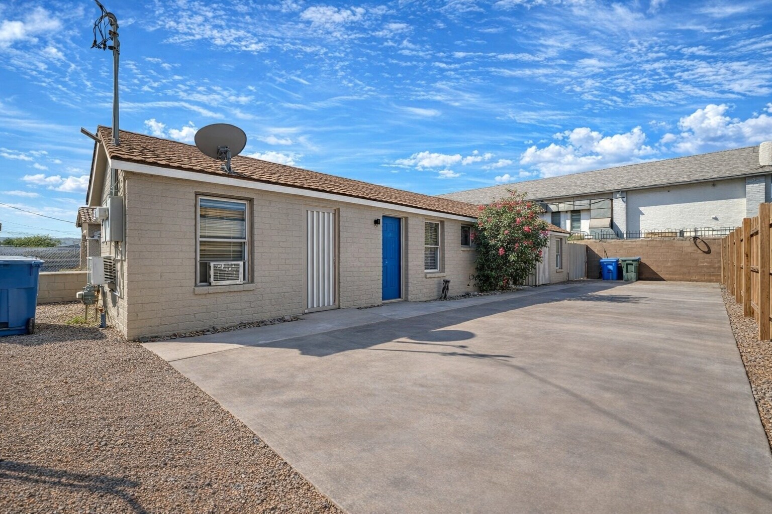 Building Photo - 1218 S 15th Dr