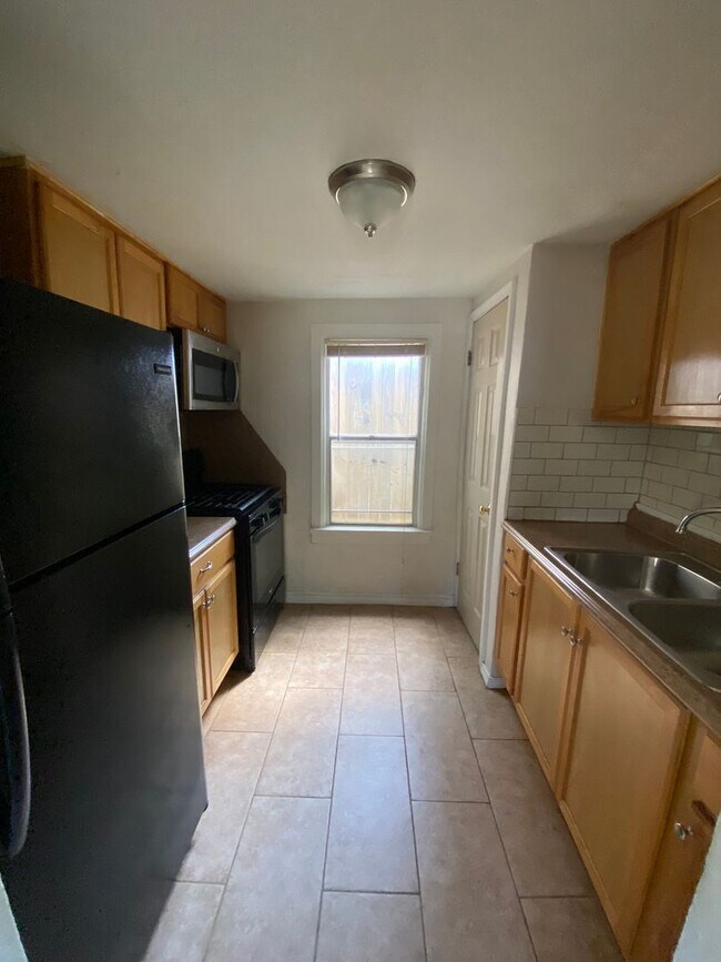 Building Photo - 2 Bed 1 Bath in the University Add Near Paseo and 23rd St Restaurants