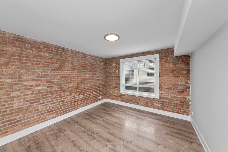 Building Photo - 1221 N La Salle Dr