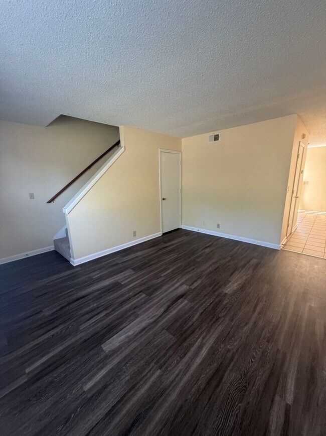 Building Photo - Affordable Townhome with Free Rent